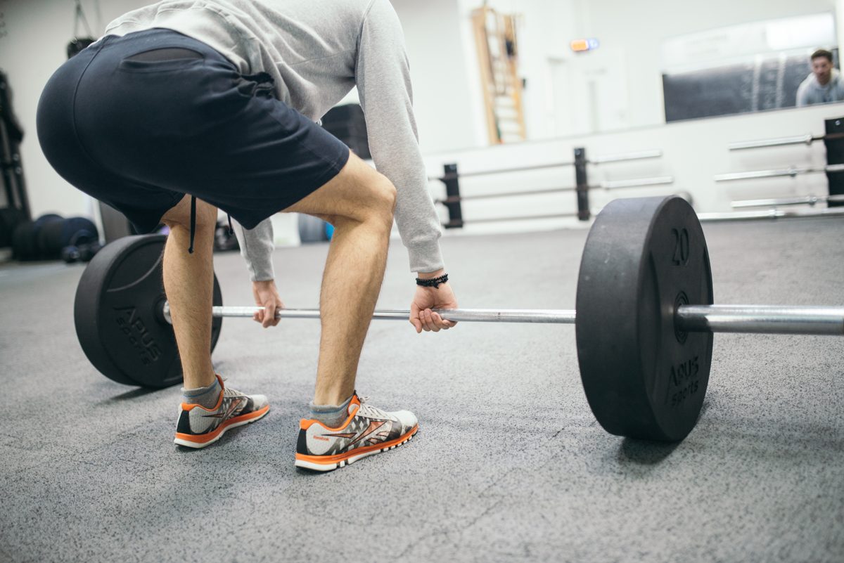 Athlète soulevant une barre en salle, choix d'une alternative à la whey isolate Decathlon