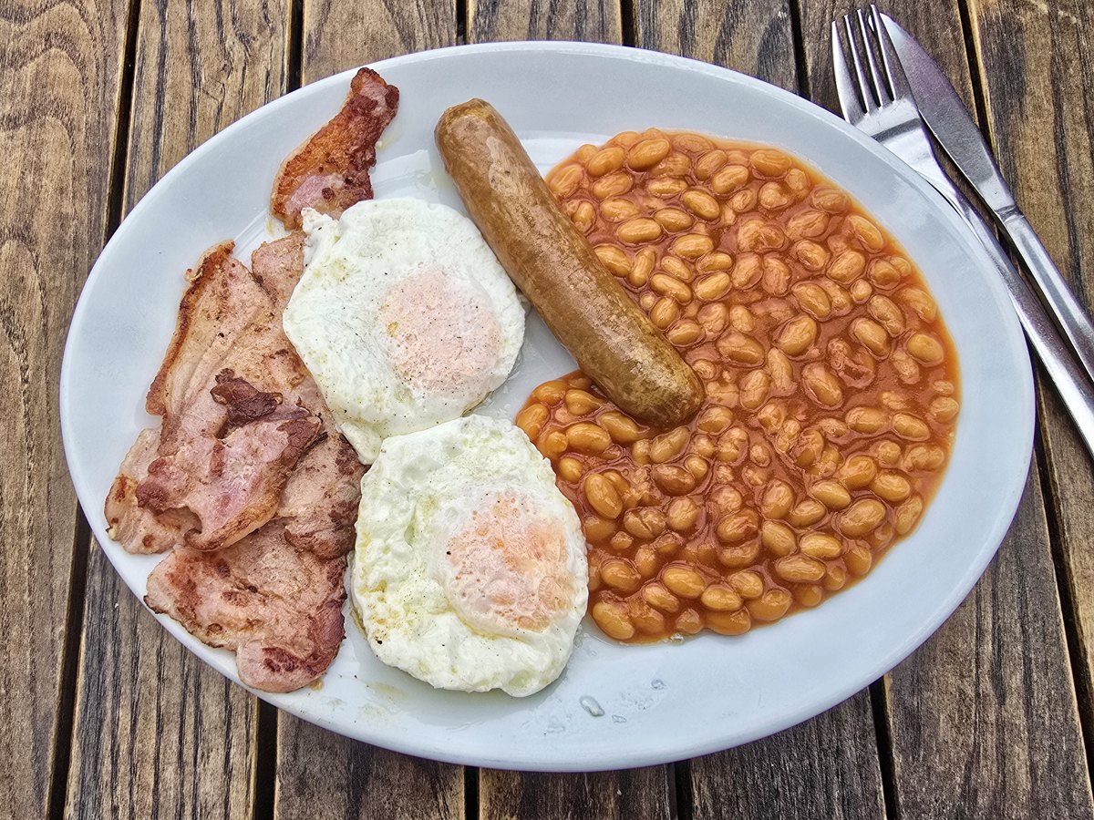 Petit déjeuner protéiné complet : œufs, bacon, saucisse et haricots, plus de 25 g de protéines