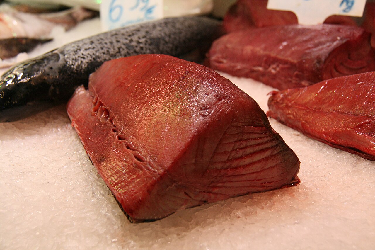Pavés de thon rouge frais à l'étal, 27 g de protéines pour 100 g